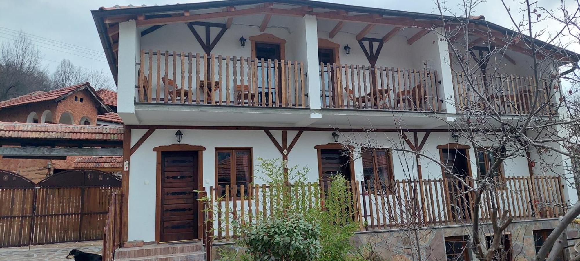 Golemi Kamik Pirot Vlasi Phòng bức ảnh